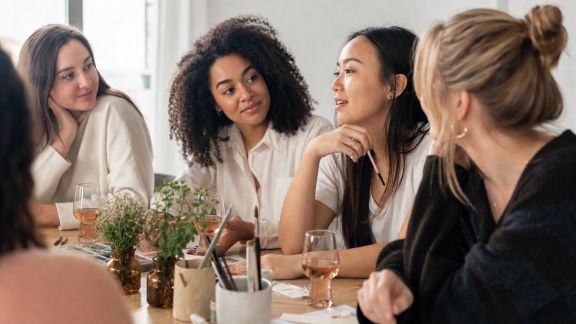 Favoriser l’inclusion et l’écoute pendant un EVJF grâce aux ateliers coopératifs