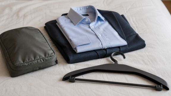 Anti-froissage et praticité : gérer le transport des tenues et accessoires