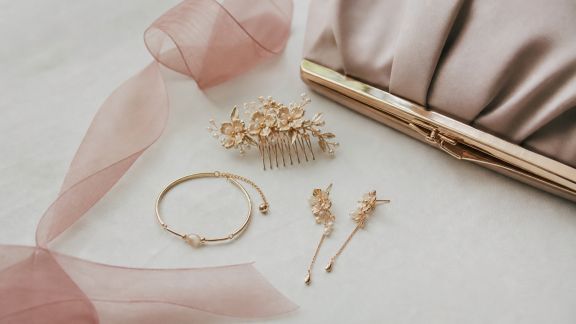 Bijoux et accessoires assortis : sublimer la future mariée pendant l’EVJF