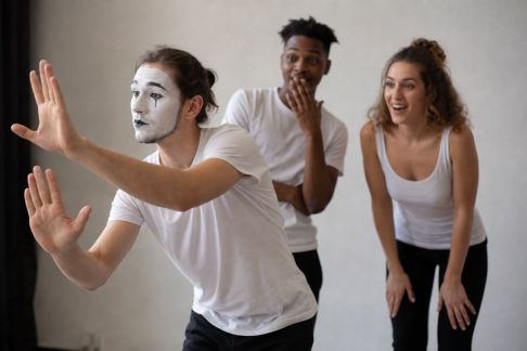 L’art du mime revisité : variantes pour surprendre vos amies