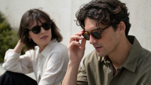 Comment assortir lunettes de soleil et dress code du week-end