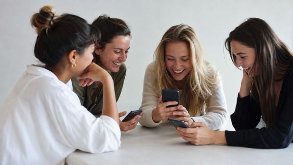 Comparatif des meilleures applications pour partager souvenirs d’EVJF