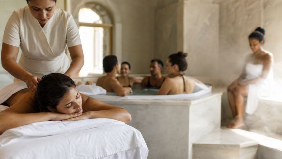 Massages, hammam ou jacuzzi : bien choisir selon les besoins du groupe
