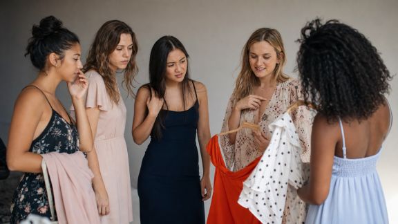 Éviter les faux-pas : erreurs fréquentes dans le choix des vêtements EVJF