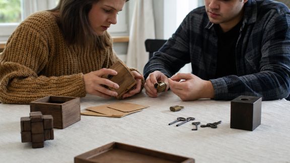 Escape game maison : mode d’emploi pour un moment de complicité