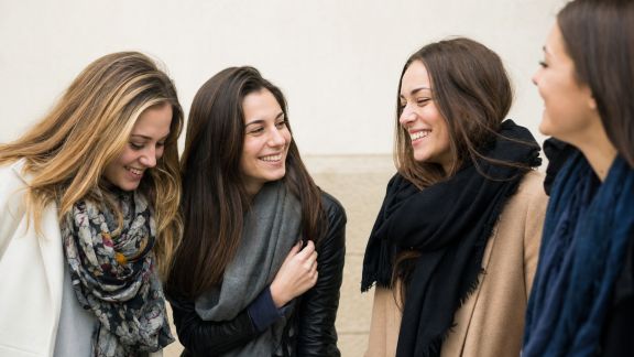 Le foulard, un accessoire subtil pour marquer le groupe d’amies